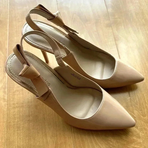 Platanitos Pointed Toe Patent Leather Heels with Bow, Nude, Size 38 (US 7) - Picture 3 of 10
